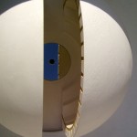 « Aube 1 » 2010. Sculpture en plâtre. Feuille d’or, miroir. Diamètre 45 cm Hauteur 28 cm