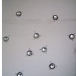 3 m x 3 m. 9 coupelles argentées fixées au mur avec ressorts et hameçons