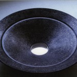 Cône de résine et particules d’acier. Diamètre 92 cm avec base cristal et miroir concave Collection Daniel et Florence Guerlain