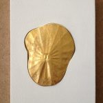 PIECE UNIQUE - Tirage en plâtre, doublées à l’or fin présentées sur des bases en médium de format 150 x 105 X 8 mm en blanc mat.