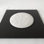 Disque de porcelaine blanche. Diamètre 26 cm. Epaisseur 3 cm. Edition 1/6. Réalisé avec la collaboration du maitre céramiste Linjianquan de Dehua.